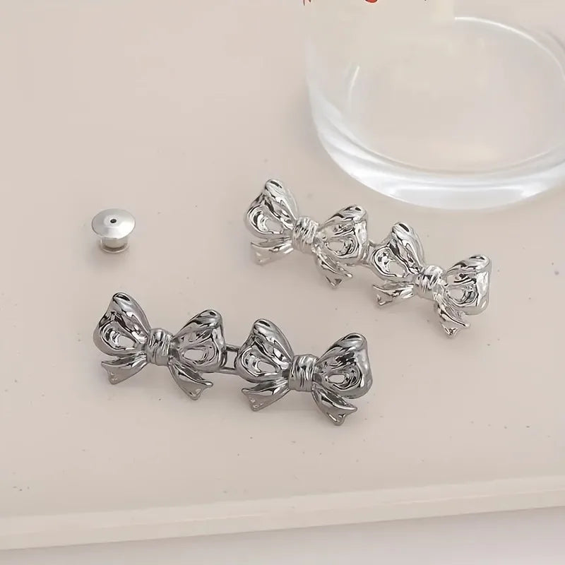 Adjustable buckles that tighten the waist