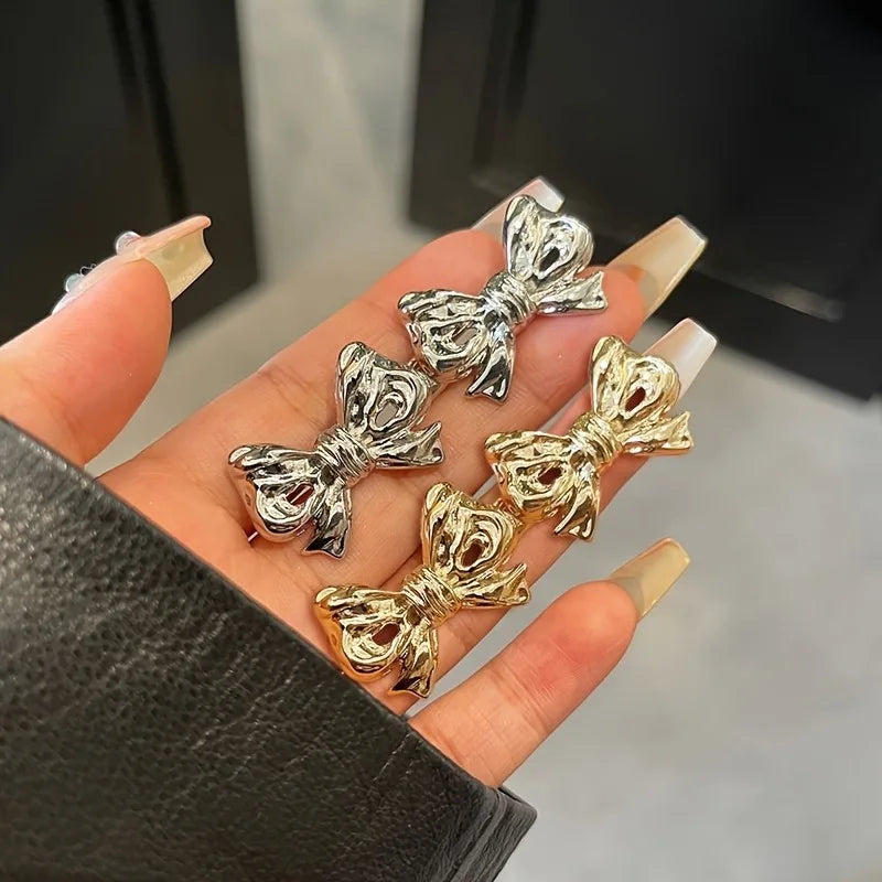 Adjustable buckles that tighten the waist